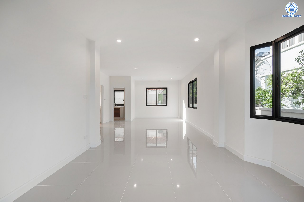 บ้านมือสองตกแต่งใหม่ แบรนด์ Q.House โครงการ ลัดดารมย์ ปิ่นเกล้า เนื้อที่ 53.1 ตร.ว. พื้นที่ใช้สอย 211.5 ตร.ม. ฟังก์ชันจัดเต็ม 3 ห้องนอน 2 ห้องน้ำ จอดรถได้ 2 คัน บนทำเลศักยภาพ ใกล้เซ็นทรัลเวสต์เกต, วงเวียนพระราม5, ทางด่วน "กาญจนาภิเษก" และรถไฟฟ้า "สถานีตลาดบางใหญ่"